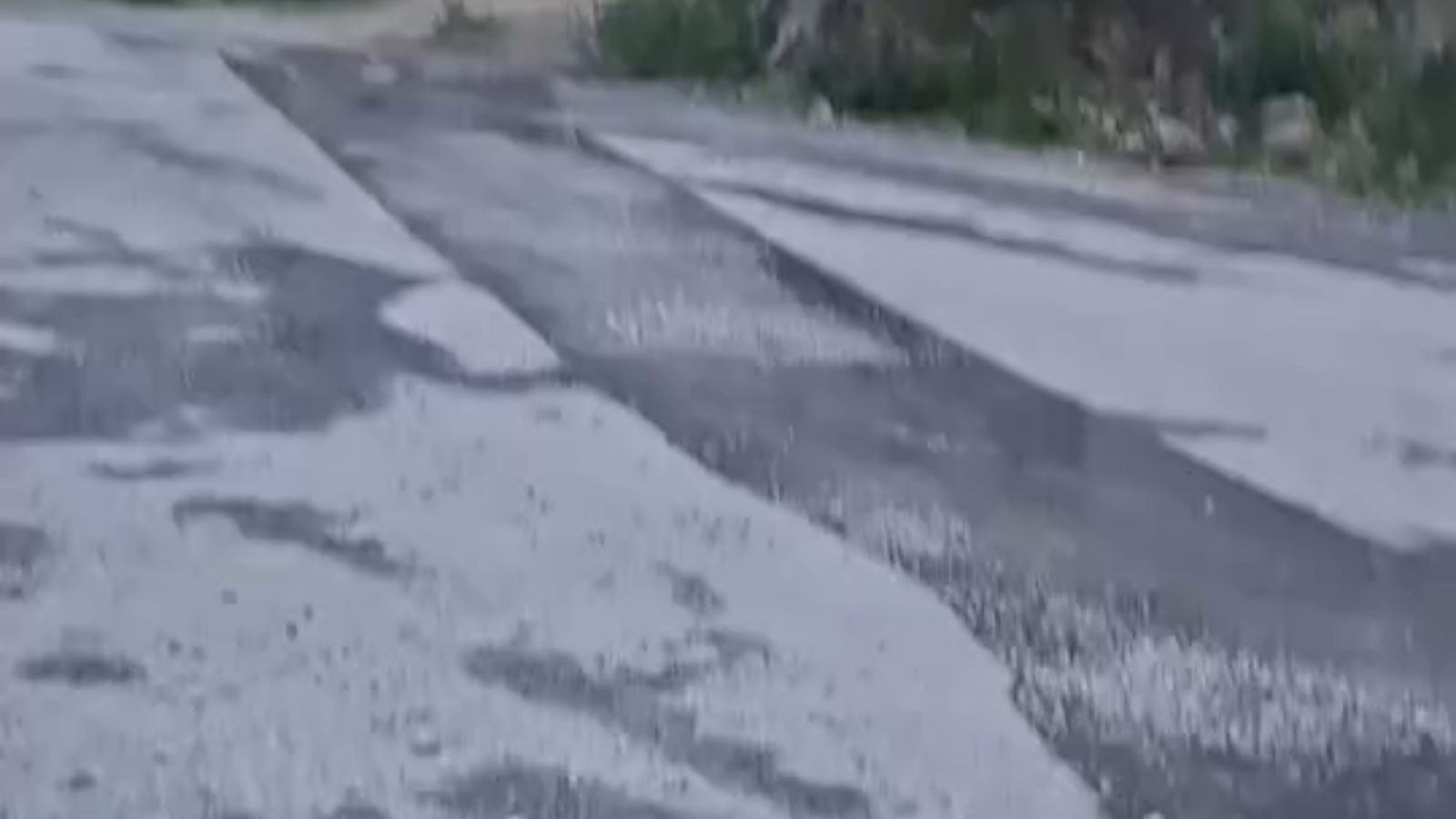 Talas'ta Tutlubağlar Caddesi'ndeki bozuk yol araçlara zarar veriyor