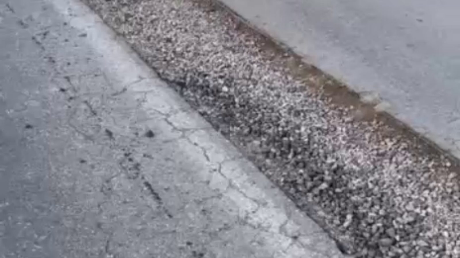 Erkilet'te 10 gündür devam eden yol bozukluğu araçlara zarar veriyor