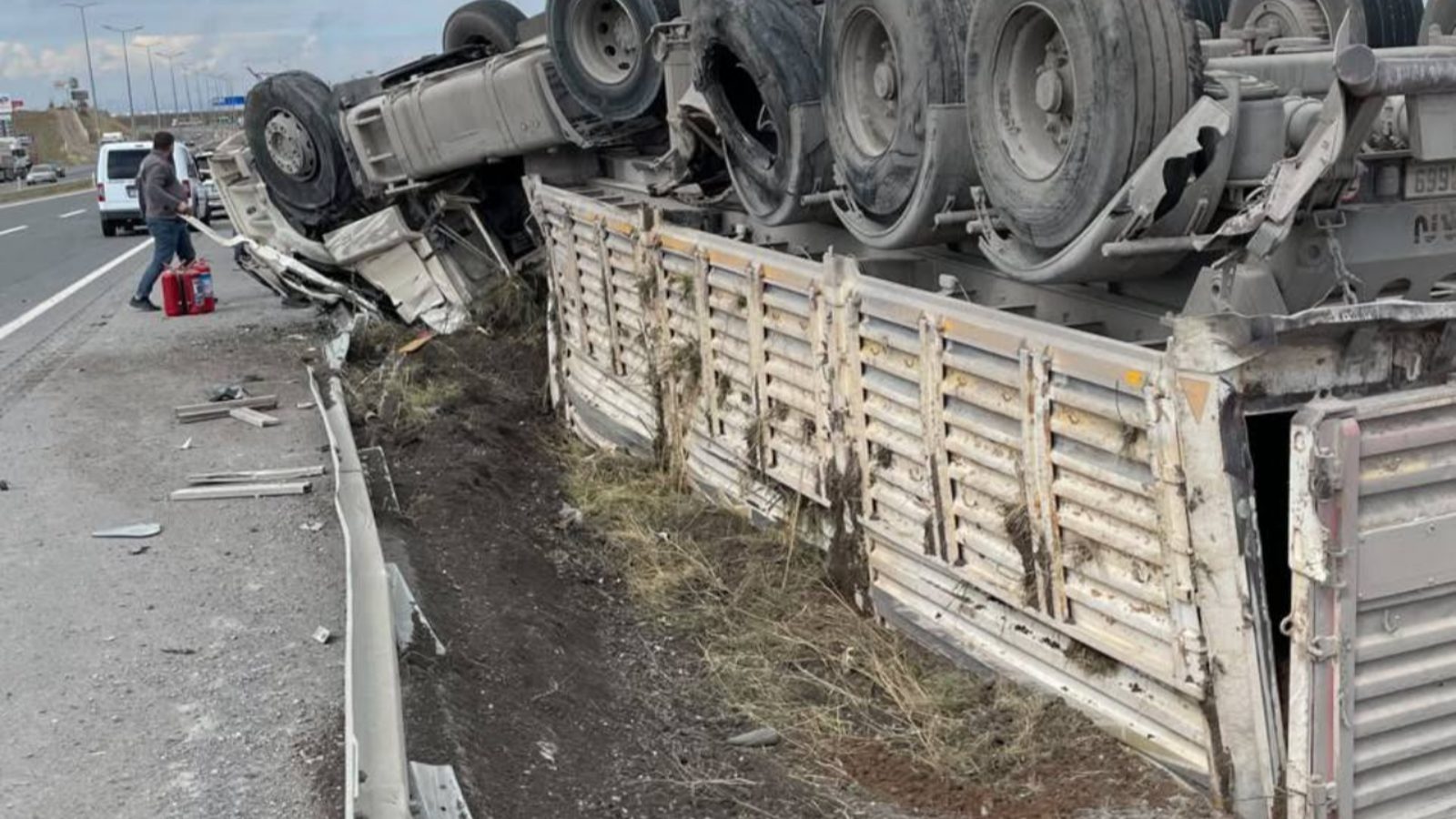 Pınarbaşı-Kayseri yolunda tır devrildi