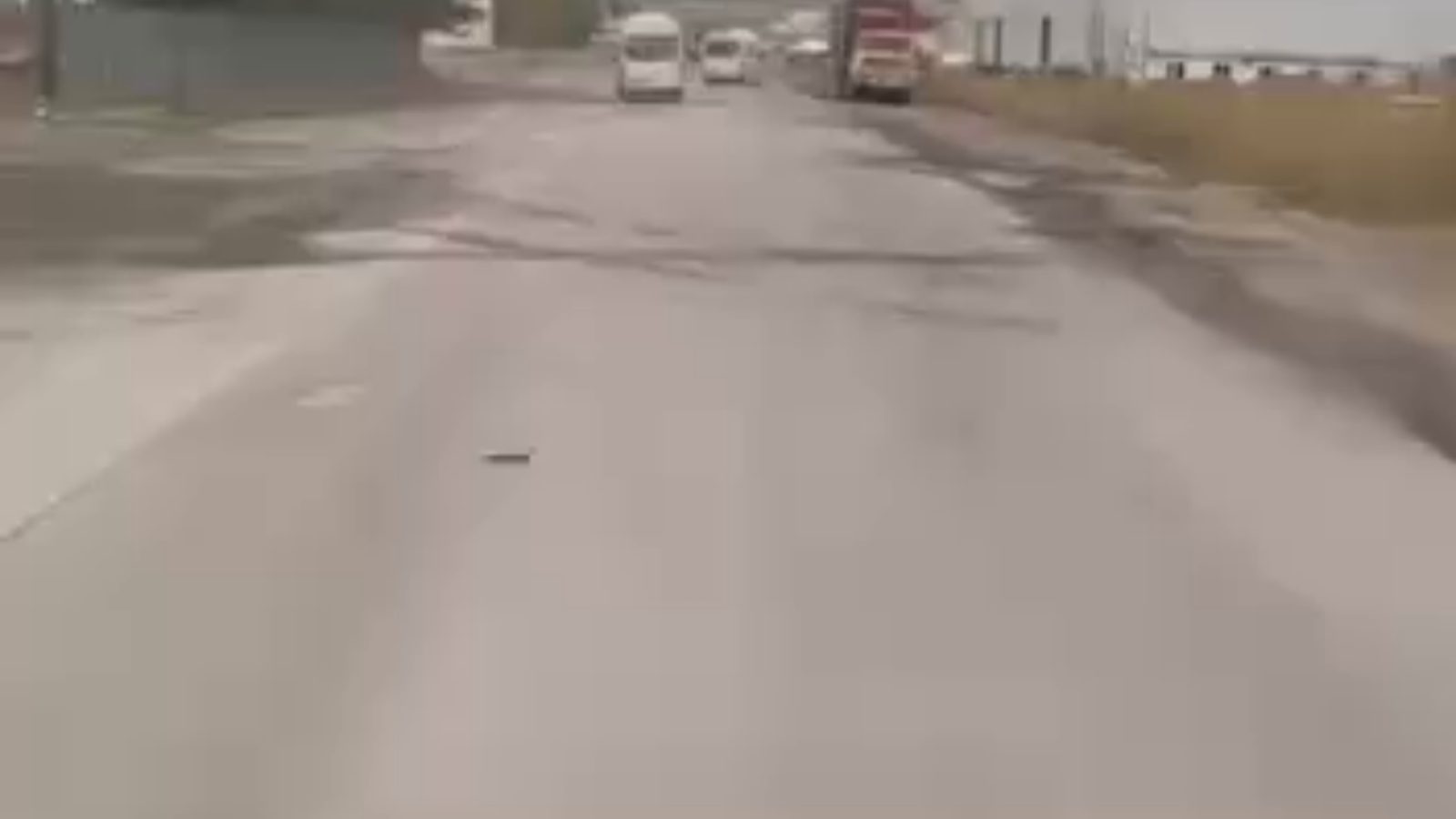 Serbest Bölge'de bozuk yollar araçlara zarar veriyor