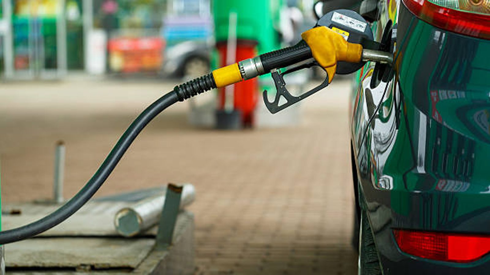 Benzine 4,30 lira indirim bekleniyor