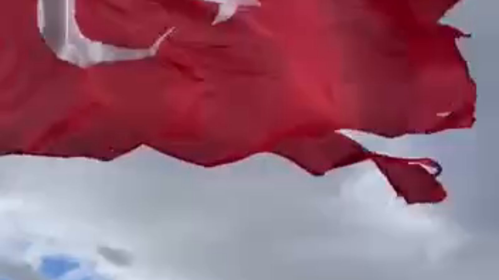 Yılanlı Dağı'ndaki bayrak yıpranmış durumda