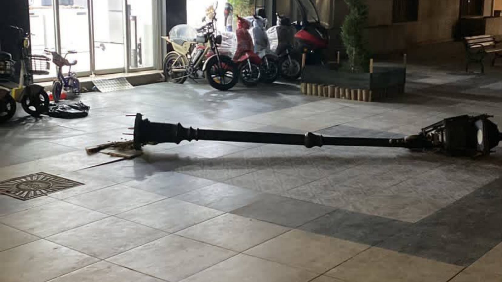 Cumhuriyet Mah. Bankalar Caddesi'nde aydınlatma direği devrilmiştir.