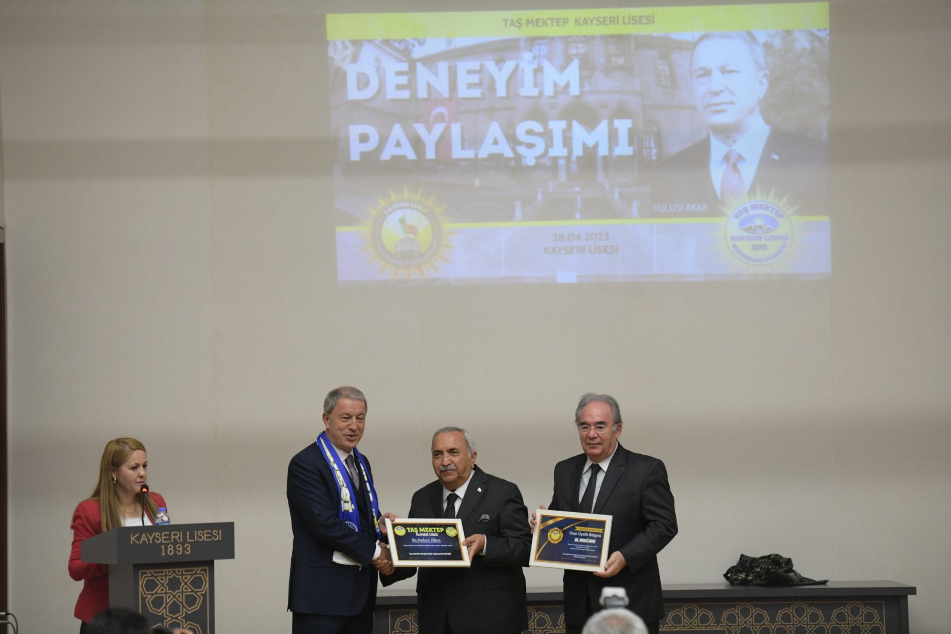 BAKAN AKAR, “VATANIMIZI, MİLLETİMİZİ, BAYRAĞIMIZI, SANCAĞIMIZI, CUMHURİYETİMİZİ UNUTMAYALIM”