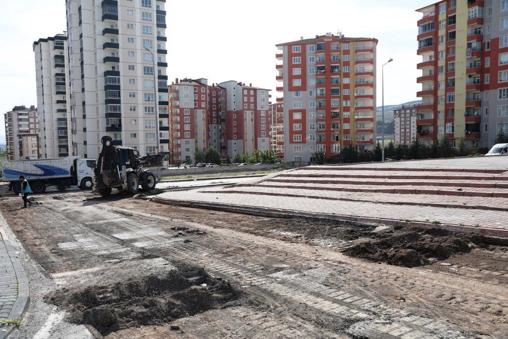 ÇOLAKBAYRAKDAR: “KENTSEL DÖNÜŞÜMLE BİRLİKTE SOSYAL ODAKLI PROJELER ÜRETİYORUZ”