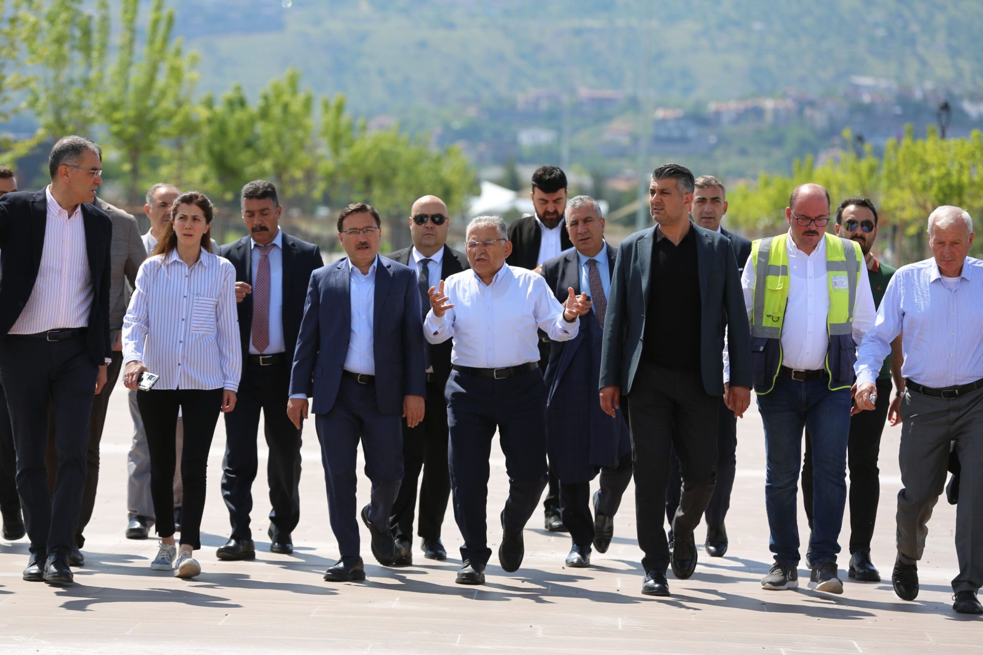 VALİ ÇİÇEK VE BAŞKAN BÜYÜKKILIÇ, MİLLET BAHÇESİ’Nİ İNCELEDİ