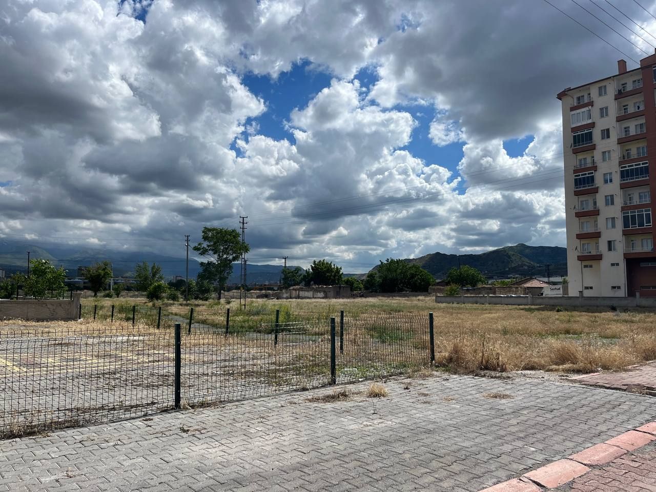 MAHALLE SAKİNLERİ YUNUSEMRE’YE PARK İSTİYOR