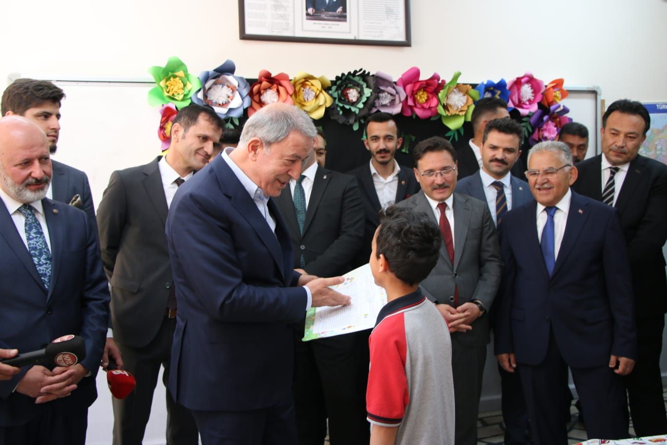 KAYSERİ PROTOKOLÜ MİNİK ÖĞRENCİLERİN KARNELERİNİ VERDİ