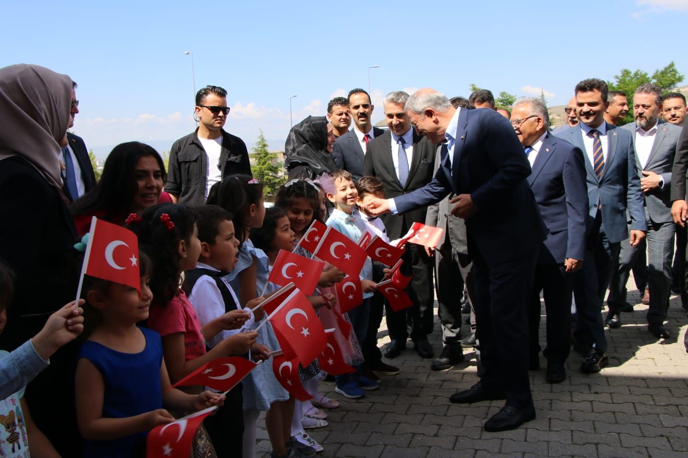 KAYSERİ PROTOKOLÜ MİNİK ÖĞRENCİLERİN KARNELERİNİ VERDİ