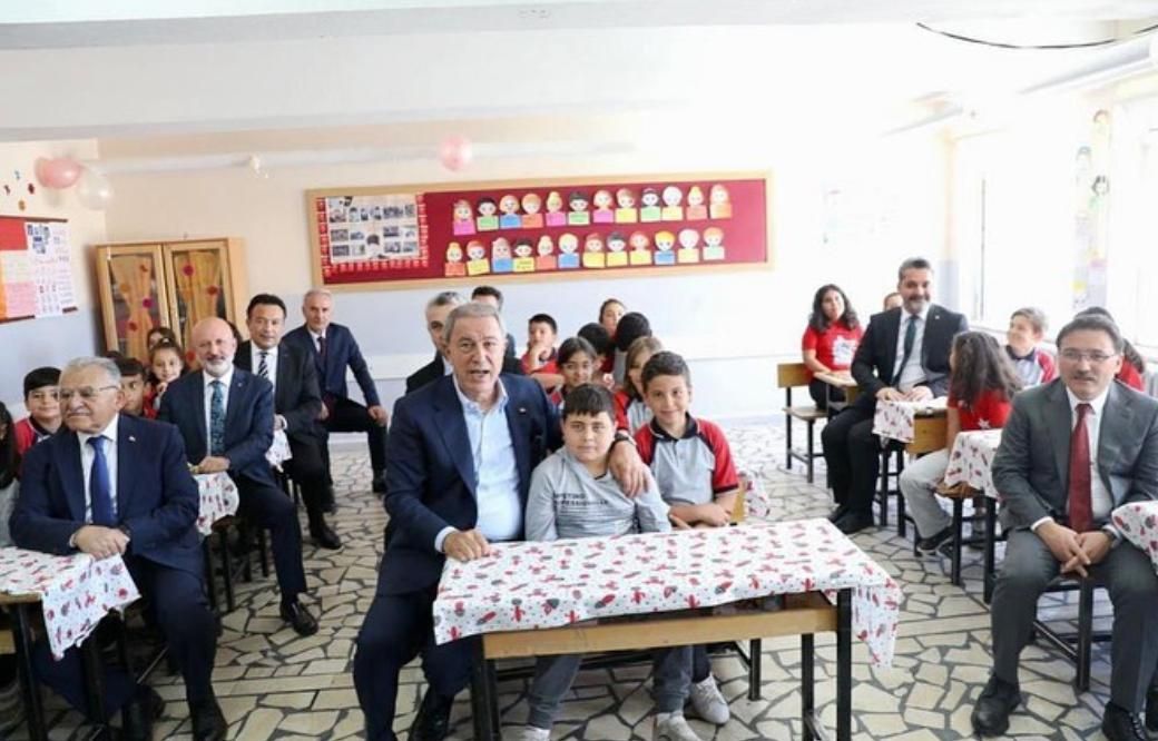 KAYSERİ PROTOKOLÜ MİNİK ÖĞRENCİLERİN KARNELERİNİ VERDİ