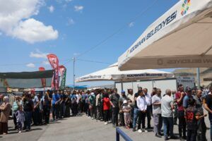Çolakbayrakdar, kurban ve satış yerinde vatandaşlarla buluştu
