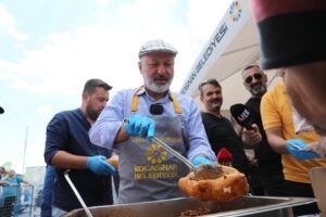 Çolakbayrakdar, kurban ve satış yerinde vatandaşlarla buluştu