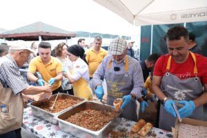 Çolakbayrakdar, kurban ve satış yerinde vatandaşlarla buluştu