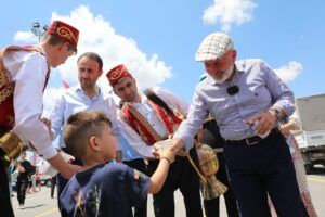 Çolakbayrakdar, kurban ve satış yerinde vatandaşlarla buluştu