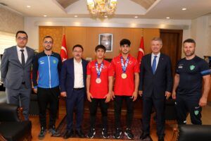 VALİ ÇİÇEK, ŞAMPİYON GÜREŞÇİLERİ KABUL ETTİ