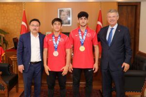 VALİ ÇİÇEK, ŞAMPİYON GÜREŞÇİLERİ KABUL ETTİ