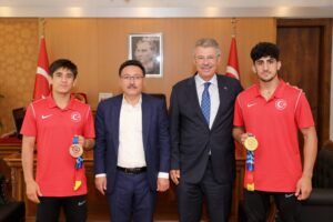 VALİ ÇİÇEK, ŞAMPİYON GÜREŞÇİLERİ KABUL ETTİ