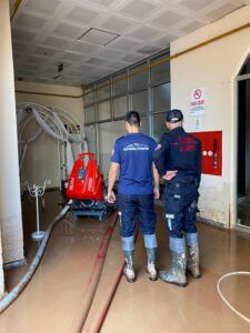 BÜYÜKŞEHİR İTFAİYESİ SEL FELAKETİNDE YARALARI SARMAK İÇİN BARTIN’A GİTTİ