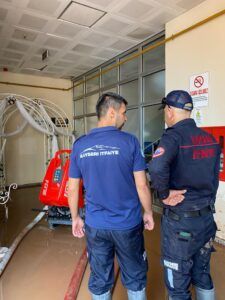 BÜYÜKŞEHİR İTFAİYESİ SEL FELAKETİNDE YARALARI SARMAK İÇİN BARTIN’A GİTTİ