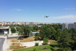 Açık alanlar drone ile ilaçlanıyor