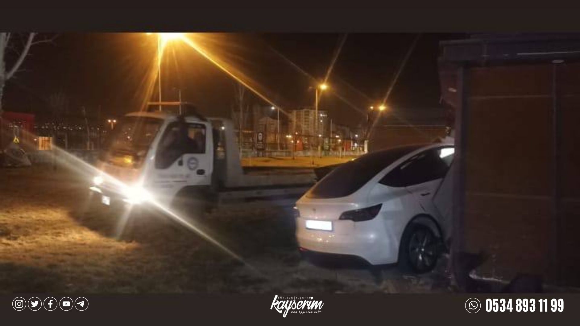 Kayseri’de otomobil büfe kabinine girdi