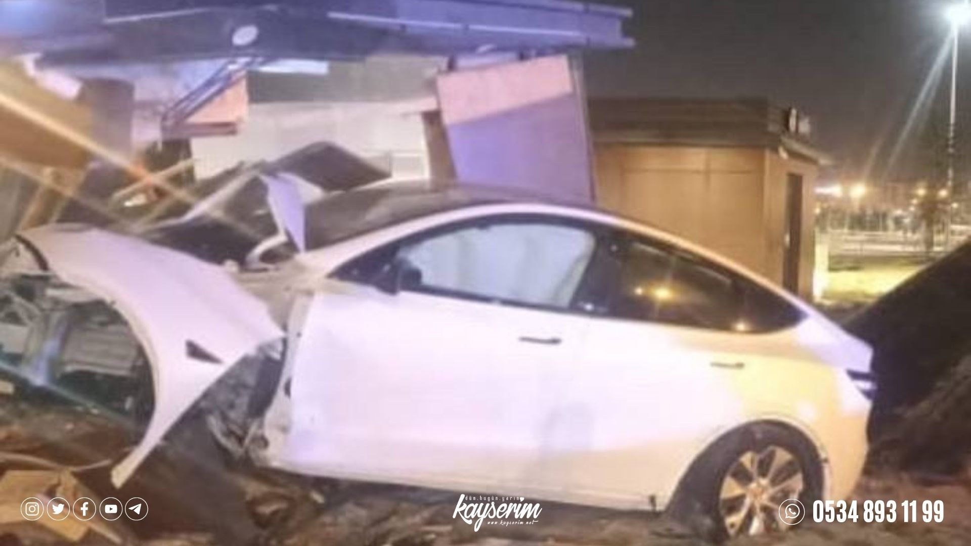 Kayseri’de otomobil büfe kabinine girdi