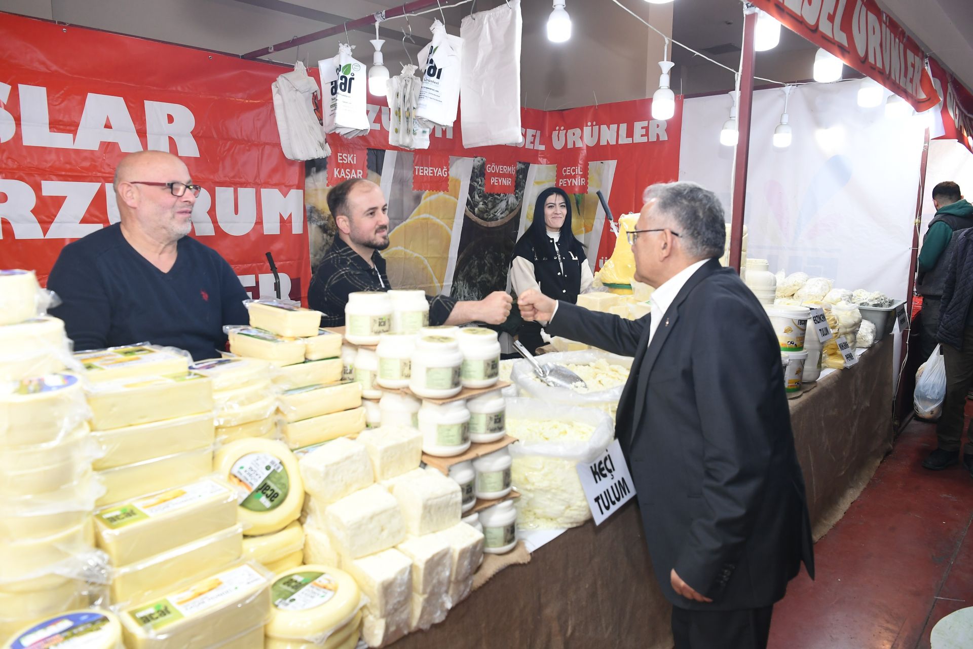 Başkan Büyükkılıç, Yöresel Ürünler Fuarı’nda esnaf ve vatandaşlarla buluştu