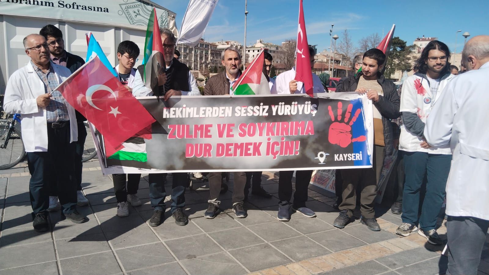 Kayseri’de sağlık çalışanları ‘sessiz yürüyüş’ gerçekleştirdi