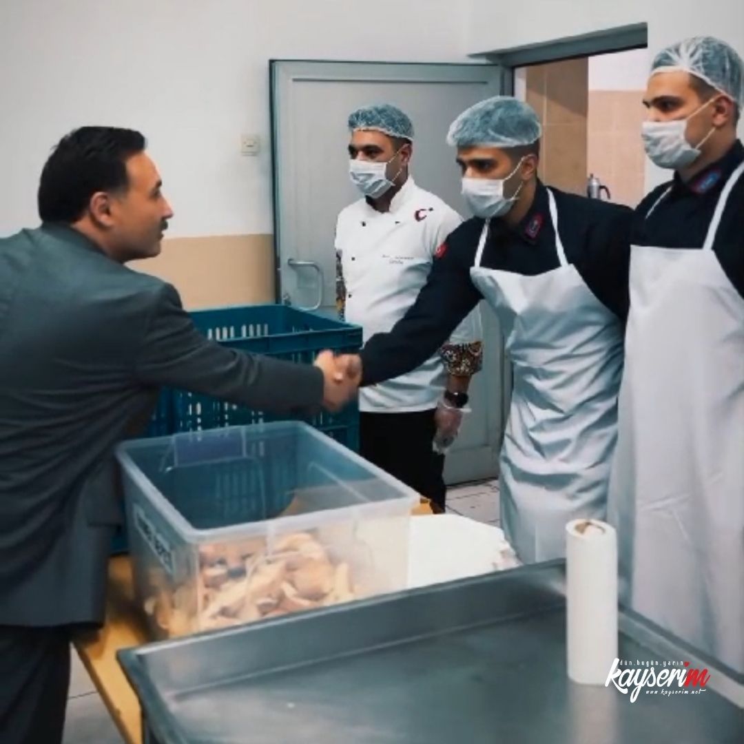 Vali Çiçek iftarda Mehmetçik ile bir araya geldi