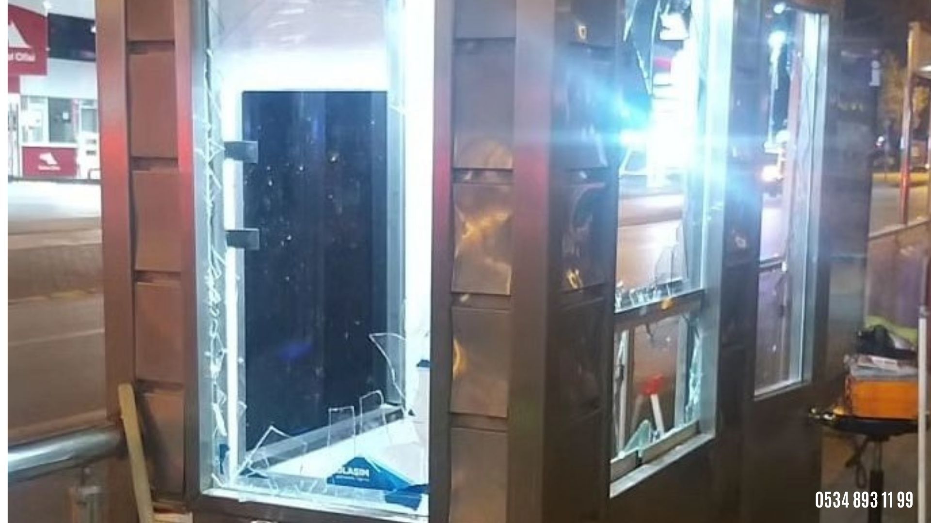 Tramvay durağı güvenlik kulübesinin camlarını kıran 3 kişi yakalandı