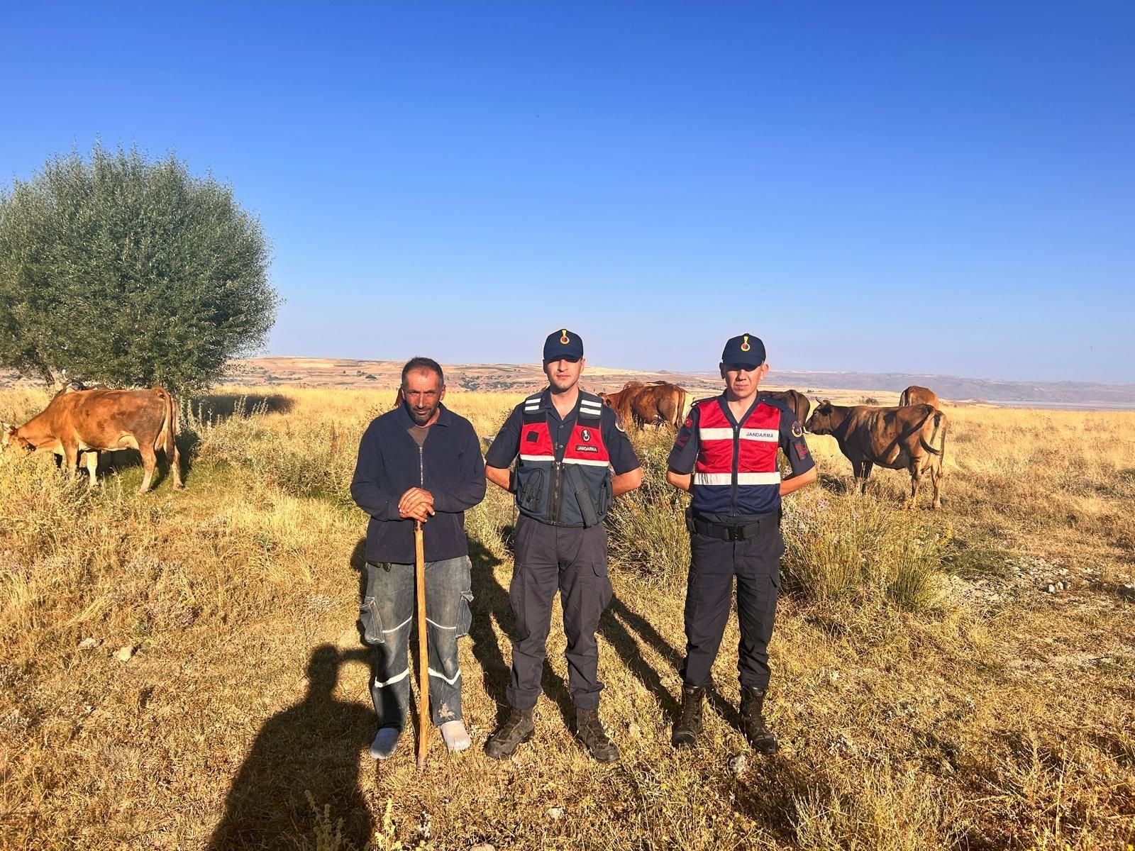 Kayseri’de jandarma ekipleri kayıp hayvanları bularak sahibine teslim etti