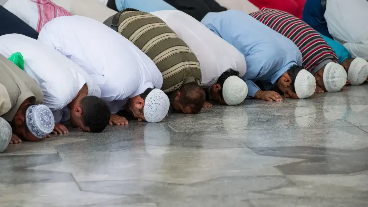 Öğle Namazı Nasıl Kılınır?