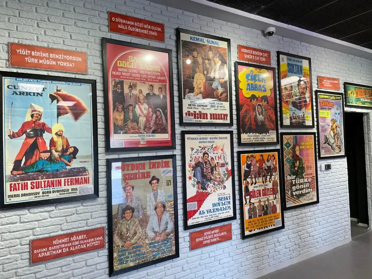 Yeşilçam afişleri, ziyaretçilere nostalji serüveni yaşatıyor
