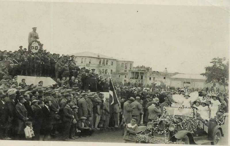 23 Nisan 1935 Kutlamaları Cumhuriyet Meydanı Arka plânda İstanbul Oteli