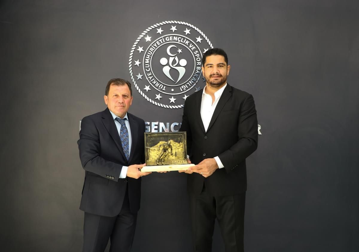 Taha Akgül ve Rıza Kayaalp’den Kayseri’deki güreşçilere ziyaret