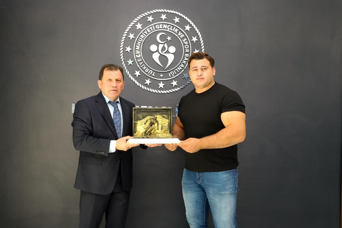 Taha Akgül ve Rıza Kayaalp’den Kayseri’deki güreşçilere ziyaret