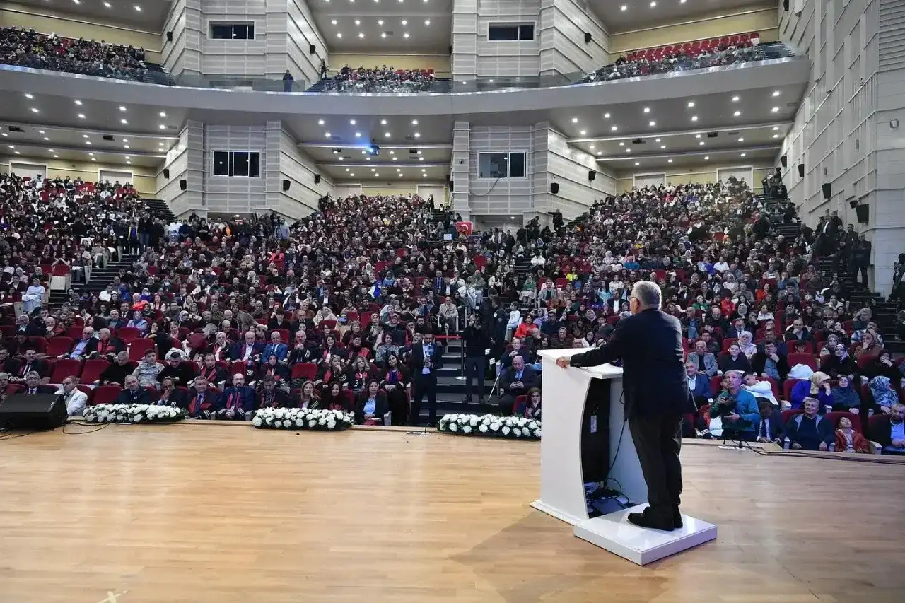 Büyükkılıç, ERÜ Tıp Fakültesi'nin yeni öğrencilerine beyaz önlük giydirdi