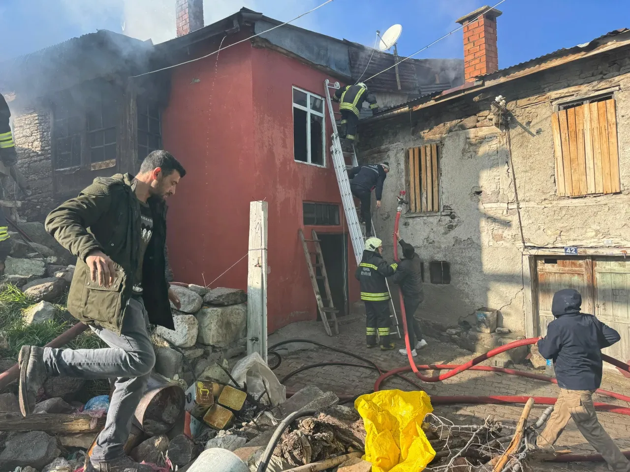 Prizden yangın çıktı; 4 kerpiç ev zarar gördü