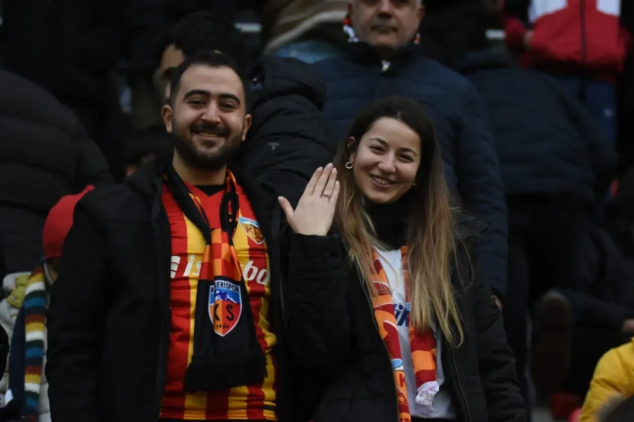 Kayserispor – Galatasaray maçında tribünde evlilik teklifi