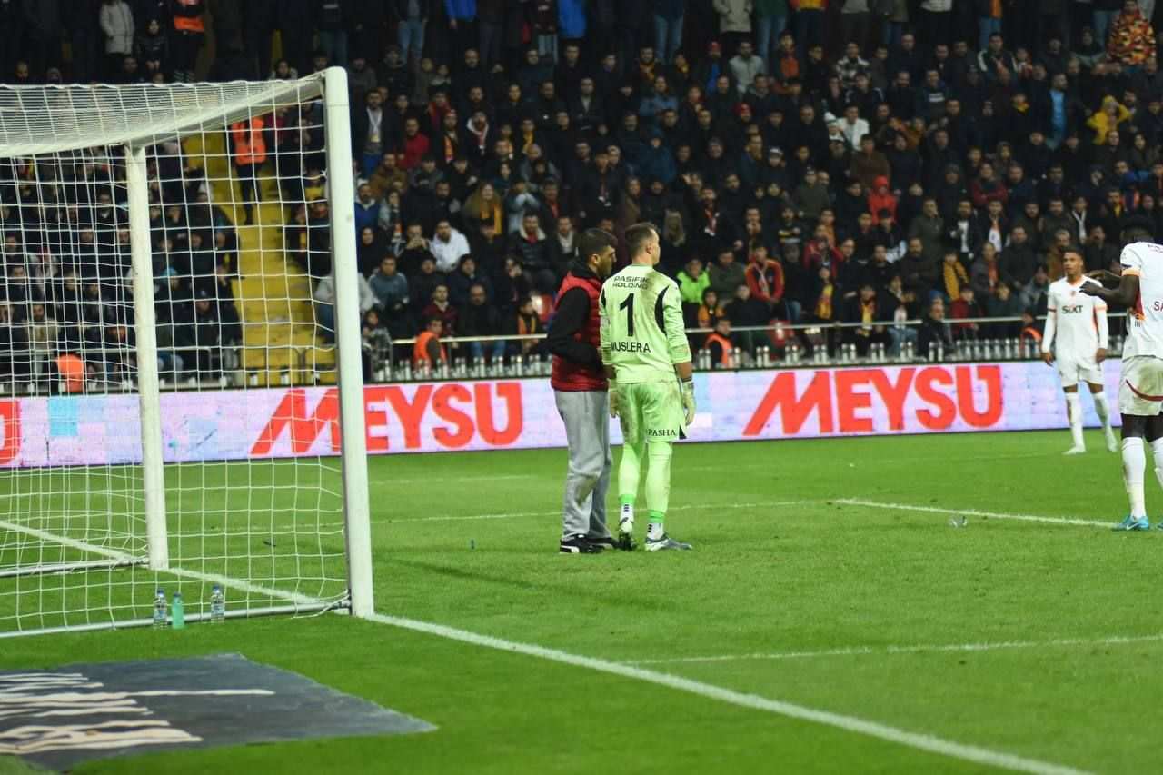 Sahaya giren taraftar, Muslera ve Mertens ile selfie çekti: Kayserispor taraftarları tepki gösterdi