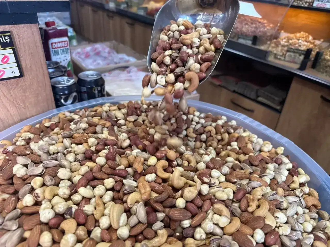 Kuruyemişçilerde yılbaşı hareketliliği: 4 kişilik çerez tabağı 250 TL