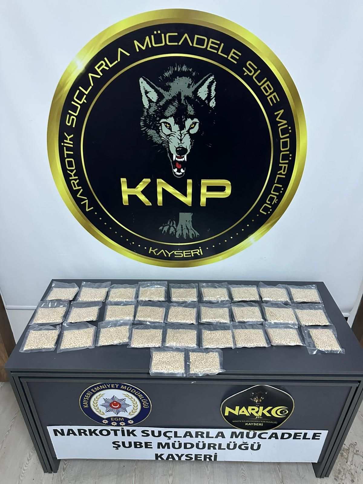 Kayseri'de narkotik köpeği Jack 28 bin 130 adet hap buldu