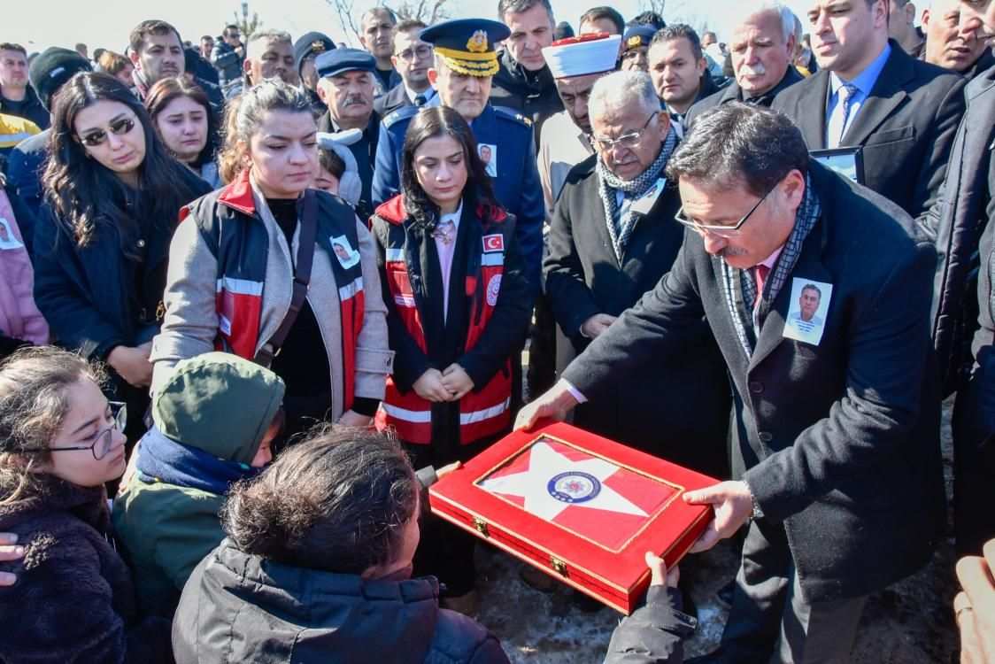 Şehit polis memuru Birol, toprağa verildi