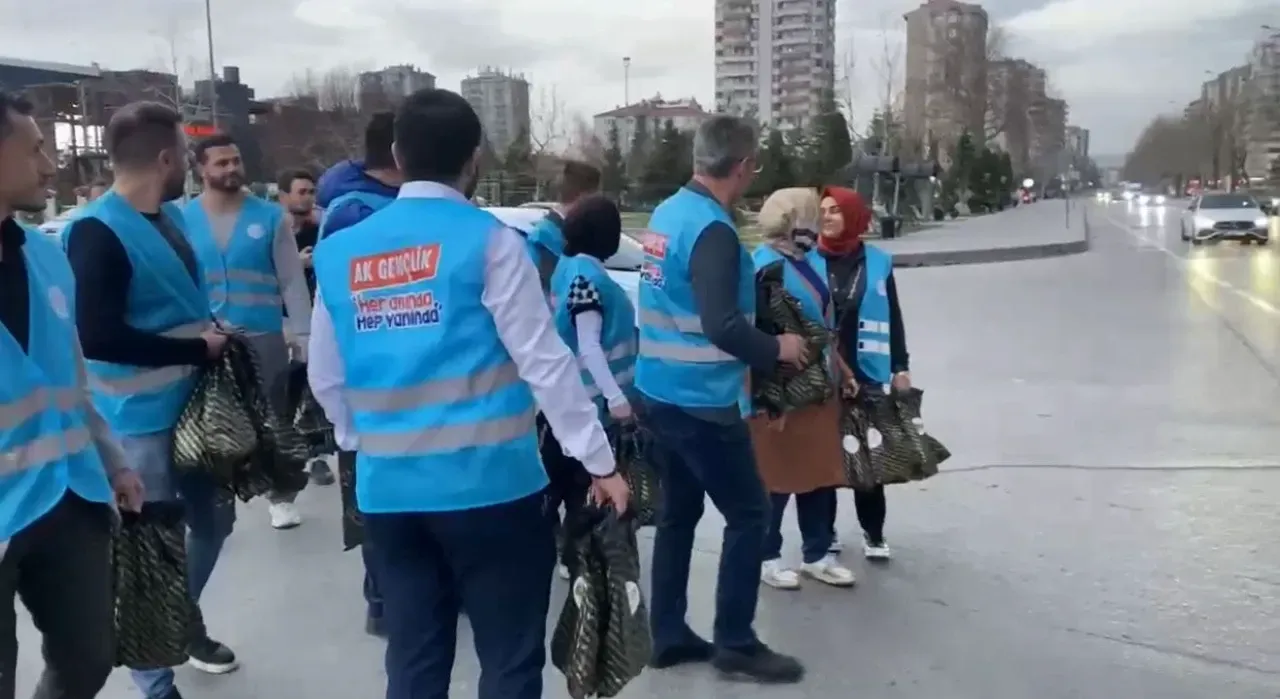 Milletvekili Çopuroğlu, ‘İftara 5 kala’ vatandaşlara iftariyelik dağıttı