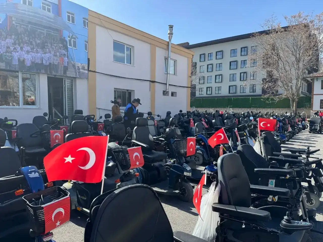 Emniyetle Engelsiz Yarınlar Projesi kapsamında 130 akülü araç dağıtıldı