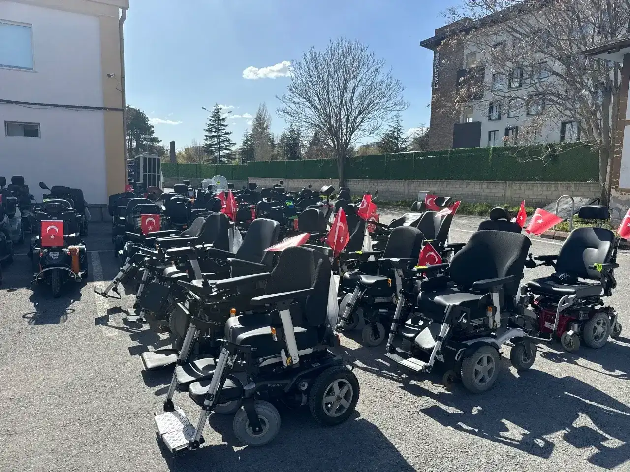 Emniyetle Engelsiz Yarınlar Projesi kapsamında 130 akülü araç dağıtıldı
