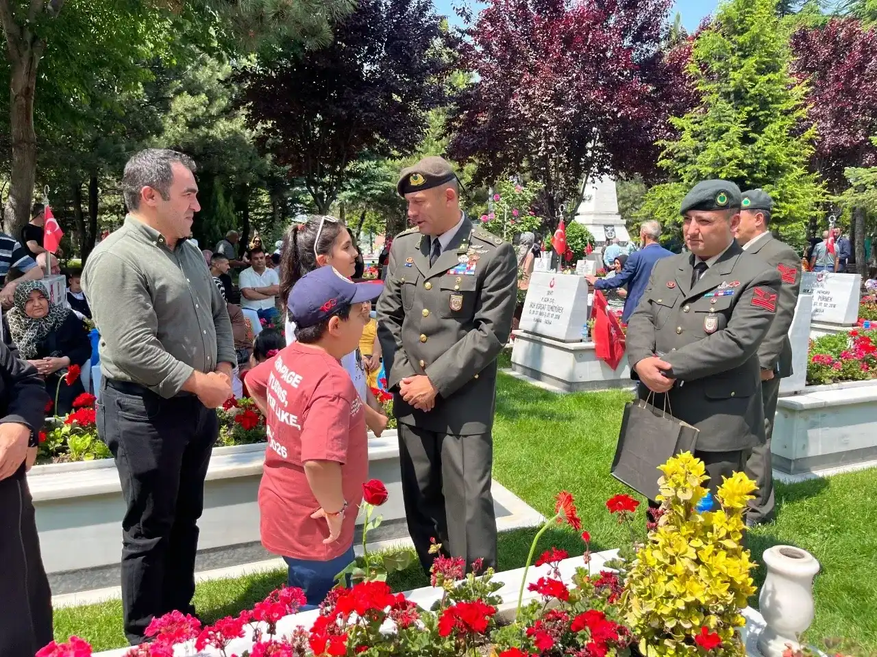 Arefe günü Kartal Şehitliğine ziyaret