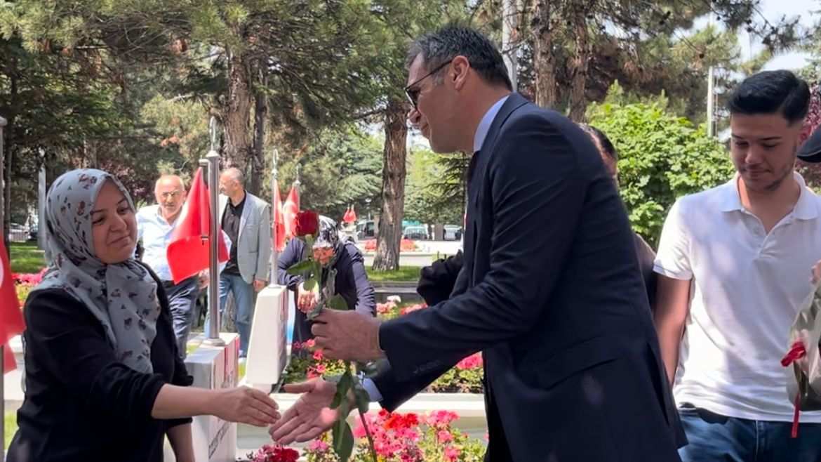Arefe günü Kartal Şehitliğine ziyaret