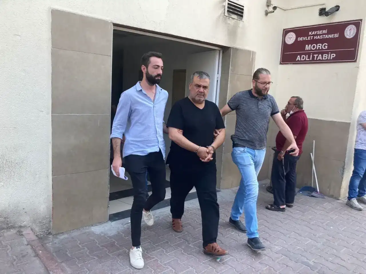 Komşularının evini kurşunlamakla suçlanan Metin Işık ve oğlunun yargılanmasına devam edildi